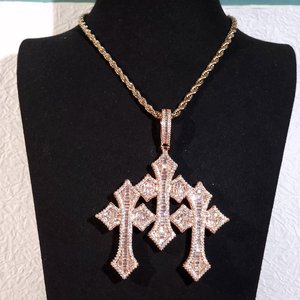 Colgante de Cruz con Piedras de Moissanita VVS Redondas y Baguette, Plata 925 con Baño de Rodio, Amuleto Religioso Unisex - Product Image 4