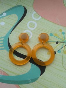 Boucles d'oreilles en résine artisanales pour femmes, bijoux uniques et légers, de haute qualité, tendance, faites à la main. - Product Image 4