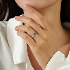 Anillo Apilable de Oro Blanco Sólido K14 con Zafiro Azul y Diamantes, Diseño Minimalista de la Mejor Calidad, Regalo de Graduación, Precio al por Mayor - Product Image 4