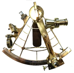 Un sextant de bureau en laiton brillant avec deux lentilles de visée et une échelle de graduation polie, disponible à prix de gros. - Product Image 2