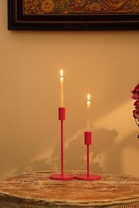 เชิงเทียนโลหะสีแดงพร้อมฐานกลมสำหรับตกแต่งบ้าน - Product Image 1
