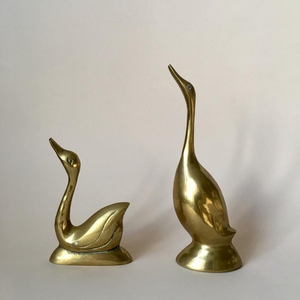 Paire de cygnes en laiton faits à la main, sculpture élégante en métal d'oiseaux aquatiques, statue décorative d'oiseau, décoration de luxe pour la maison, accent de table - Product Image 4