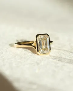 Bague de fiançailles et de promesse en or 14 carats, sertie d'un diamant de laboratoire taille émeraude 3 carats, tendance, monture closée, qualité E VVS2, certifiée IGI. - Product Image 1