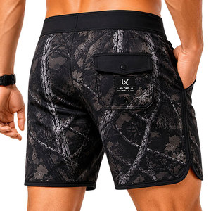 กางเกงขาสั้นชายลายพรางสีดำแบบ Woodland Camo แห้งเร็ว ยืดหยุ่นได้ เหมาะสำหรับเล่นเซิร์ฟ ว่ายน้ำ มีกระเป๋าข้าง พร้อมโลโก้สั่งทำพิเศษ กางเกงชายหาดสำหรับเล่นกีฬาทางน้ำ - Product Image 4