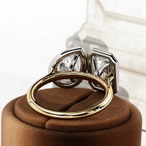 Anillo de Dos Piedras con Diamantes Cultivados en Laboratorio, Corte Esmeralda y Corte Pera, Diseño Premium Halo, 1.5 Quilates, Oro 14k/18k, Moderno, para Compromiso o Boda - Product Image 4