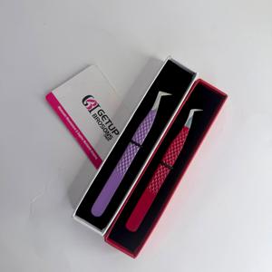 Pince à cils professionnelle en acier inoxydable de qualité supérieure, revêtement poudré violet et rouge, pour volume russe, marque privée - Product Image 3