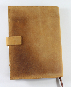 Sangle décorative en cuir cousue sur le devant comme fermeture, ajoute une touche d'ancienneté à la couverture avant, embossée avec un motif de journal vintage. - Product Image 5