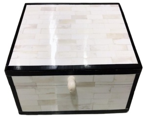Bouton blanc le plus tendance Boîte à os Art indien Décoration intérieure Poterie Bijoux Rectangle Spécial Conçu Bords noirs pour un usage domestique - Product Image 1