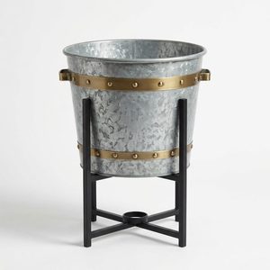 Support de plante en fer galvanisé fait main de 32 cm, avec rivets en laiton Sarai et sangles en laiton rivetées, pour décoration intérieure et pot de plante - Product Image 1