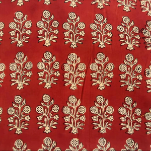 ผ้าฝ้ายพิมพ์ลายดอกไม้สีแดงแบบบล็อกพิมพ์ด้วยมือ ผ้าฝ้ายพิมพ์ลายแบบอินเดียทำมือจากเมืองชัยปุระ ลายเล็กแบบดั้งเดิม - Product Image 1