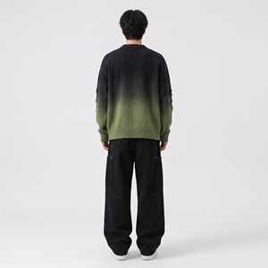 Pull en maille surdimensionné pour homme, dégradé noir à vert olive, effet vieilli, avec détails texturés effilochés, streetwear personnalisé - Product Image 3
