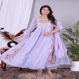 Elegante Conjunto de Kurta Anarkali de Algodón Lavanda con Bordado Intrincado y Dupatta para un Estilo Étnico con Gracia - Product Image 4