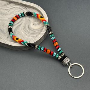 Porte-clés de poignet tendance fait main pour femme avec perles et motif géométrique noir, rouge, turquoise, orange, jaune, blanc, avec anneau en argent - Product Image 6