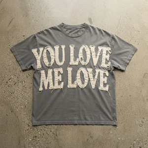 Camiseta de algodón de manga corta con estampado de apliques You Love Me Love para hombre, informal, con cuello redondo, corte regular - Product Image 1