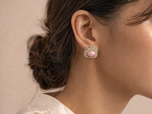 ELVORA GEMS Pendientes con forma de flor y perlas de imitación rosas, pendientes de grado clásico chapados en oro de 18 quilates, joyería de boda de lujo para mujer - Product Image 4