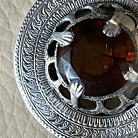 Broche écossaise antique en agate de feu sertie de griffes en métal blanc, accessoire pour kilt écossais