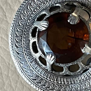 Broche Escocés Antiguo con Piedra de Ágata de Fuego en Engaste de Garra, Metal Blanco, Accesorios para Kilt Escocés - Product Image 5