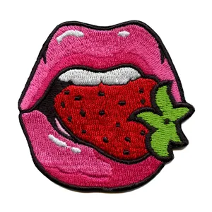 Patch thermocollant brodé Lèvres de fraise, forme irrégulière, applique en tissu pour cadeaux - Product Image 1