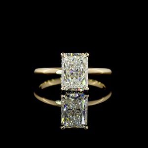Bague de fiançailles minimaliste en or jaune 14 carats avec diamant de laboratoire taille radiant de 2 carats certifié IGI, sertie de deux griffes, pour mariage - Product Image 1