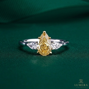 Bague de mariage trilogie en or massif plaqué, diamant jaune fantaisie taille poire certifié IGI, trois pierres, bijoux de luxe personnalisés - Product Image 2