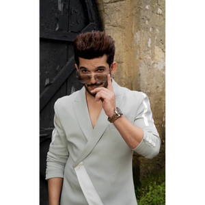 Conjunto de Blazer Asimétrico Desestructurado y Pantalones Relajados para Hombre. Este look es una interpretación moderna de la costura deportiva desestructurada. - Product Image 3