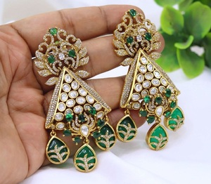 Boucles d'oreilles pendantes en laiton massif plaqué or avec moissanite de qualité supérieure, magnifiques et tendance, pour les tenues de mariage et les soirées féminines - Product Image 3