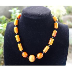 Collier tendance en perles de résine, bijou léger et confortable pour femme, idéal pour le quotidien et les soirées - Product Image 3