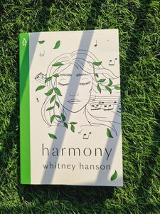 Harmony de Whitney Hanson, libro en inglés de poesía y reflexión sobre uno mismo, en formato de bolsillo. - Product Image 1