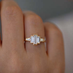 แหวนเพชรชุบทอง14K ใส่ได้ทั้งชายและหญิงตัดมรกตสไตล์การหมั้นแบบคลาสสิก - Product Image 3