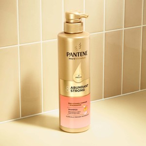 Soluzione per la cura dei capelli Pantene Abundant and Strong: rinforza i capelli deboli e promuove una visibile maggiore spessore e volume. - Product Image 3