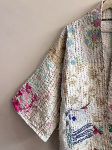 Veste courte Kantha style japonais en patchwork de soie indienne vintage matelassée - Product Image 3