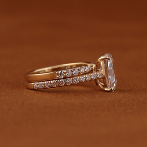 Anillo de compromiso de oro macizo de 14K con diamante cultivado en laboratorio de 5 quilates con corte cojín estilo mina antigua y banda de boda a juego con pavé - Product Image 2
