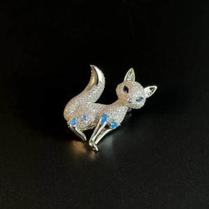 Broche de luxe en forme de renard en métal argenté avec diamant Moissanite – Élégant bijou en cristal pour homme et femme - Product Image 2