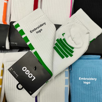 Chaussettes de compression unisexes pour le sport, la course et le basketball, avec logo personnalisé OEM, base épaisse classique, respirantes et absorbant la transpiration.