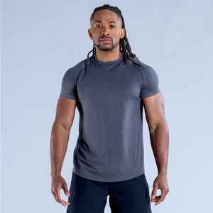 T-shirt sportif pour homme à col rond, manches courtes, couleur unie, séchage rapide, coupe ajustée, tricoté en polyester, gris - Product Image 1