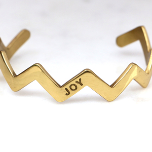กำไลข้อมือทองเหลืองลายซิกแซก สลักคำว่า JOY กำไลแบบเรียบง่าย ดีไซน์เรขาคณิต ของขวัญสร้างแรงบันดาลใจสำหรับผู้หญิง - Product Image 3