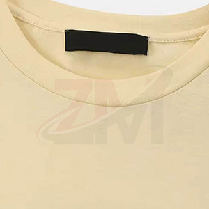Camiseta de manga corta con cuello redondo para hombre, 100% algodón, corte regular, informal, con ribete a rayas en contraste y logotipo frontal. - Product Image 3