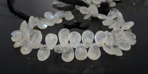 Perles de pierre de lune arc-en-ciel naturelle blanche facettées en forme de poire AAA 9x13 MM, Briolette de pierre de lune, Perles de pierre de lune facettées en forme de poire de 10 pouces - Product Image 2