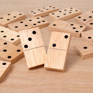 Juego de Dominó Doble Seis de Madera de Colores ILAHI, 28 Piezas, Ecológico, Tallado y Grabado, Diseño Antiguo, Caja Rectangular Alta de Madera - Product Image 4