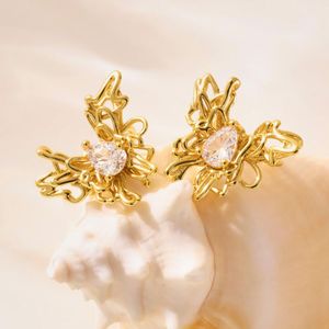 Pendientes de Clip de Mariposa de Latón Chapado en Oro de 18K al por Mayor con Zirconia de Corte Princesa y Engaste de Garra para Joyería de Regalo Unisex - Product Image 3