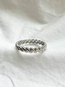 Bague en argent sterling 925 massif torsadée, bague minimaliste empilable en argent massif, bijoux en gros pour femmes et hommes - Product Image 5