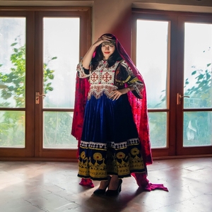 ชุดเดรสสตรีแบบอัฟกันรักษ์โลก แขนยาว ความยาวระดับเข่า พร้อมลูกไม้ช่วงเอวแบบธรรมชาติ และงานปักลายชนเผ่าแท้ - Product Image 4