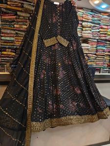 Vestido de gasa suave combinado con gasa bordada. duppatta. Una decoración elegante y detallada. Trabajo de raisham puro mezclado con secuencias mate - Product Image 6