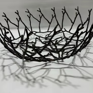 ชามผลไม้รูปต้นไม้ทำมือจากเหล็กหล่อ ปลอดสาร BPA สำหรับงานปาร์ตี้ ลายฉลุแบบโปร่ง สีบรอนซ์เข้ม ตกแต่งด้วยกิ่งไม้สานเข้าด้วยกัน - Product Image 1