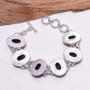 Pulsera de Ónix Negro en Tono Plateado, Estilo Vintage, Cierre de Palanca, Joyería Hecha a Mano en Plata de Ley, Regalo para Mujer - Product Image 6