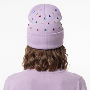 Bonnet d'hiver tricoté personnalisé brodé, doux et chaud, violet, avec décoration de perles et strass pour femme - Product Image 2