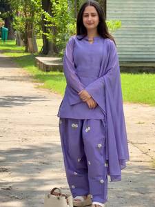 Conjunto de diseñador Mul Chanderi: Top de algodón con bordado, pantalón estilo Farshi de algodón Mul Chanderi y dupatta, completamente cosido. - Product Image 2