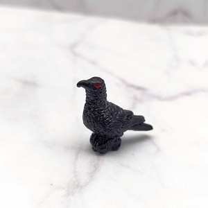 Figura de cuervo en miniatura de Halloween, decoración de casa de muñecas de resina, modelo de pájaro negro para juego de simulación - Product Image 1