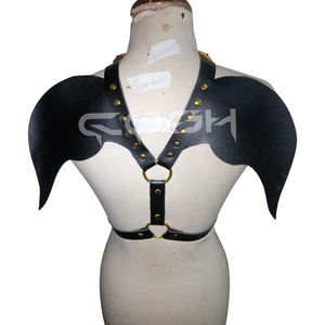 Harnais d'épaule en cuir noir sur mesure avec clous dorés et sangle de poitrine en cuir pour festivals et raves - Product Image 1