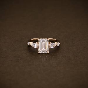 Anillo de Compromiso con Diamante Cultivado en Laboratorio con Corte Esmeralda en Oro Amarillo Sólido de 18K con Diamantes Laterales en Forma de Pera y Redondos, Certificado VVS2 - Product Image 1